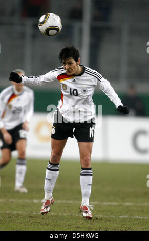 Fußball-DFB-Frauen, Deutschland - Nordkorea bin Mittwoch (17.02.2010) in der MSV-Arena in Duisburg. Sterben Sie Deutsche Linda Bresonik. Foto: Roland Weihrauch Dpa/lnw Stockfoto