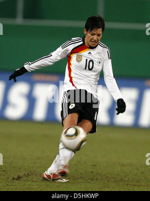 Fußball-DFB-Frauen, Deutschland - Nordkorea bin Mittwoch (17.02.2010) in der MSV-Arena in Duisburg. Sterben Sie Deutsche Linda Bresonik. Foto: Roland Weihrauch Dpa/lnw Stockfoto