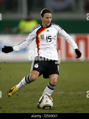 Fußball-DFB-Frauen, Deutschland - Nordkorea bin Mittwoch (17.02.2010) in der MSV-Arena in Duisburg. Sterben Sie Deutsche Sonja Fuss. Foto: Roland Weihrauch Dpa/lnw Stockfoto