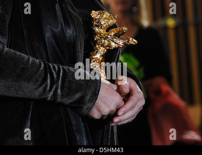 Deutsche Schauspielerin Hanna Schygulla hält ihre Goldenen Ehrenbären für ihr Lebenswerk bei der 60. Berlinale Internationalen Filmfestspiele in Berlin, Deutschland, Donnerstag, 18. Februar 2010 erhielt. Das Festival läuft bis zum 21. Februar 2010. Foto: Jens Kalaene Dpa/lbn Stockfoto