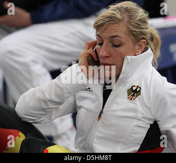 Anni Friesinger-Postma Deutschlands spricht mit jemandem am Telefon nach den Frauen 1000 m Speed Skating an das Richmond Olympic Oval während den Olympischen Spielen 2010 Vancouver, Vancouver, Kanada, 18. Februar 2010.  +++(c) Dpa - Bildfunk +++ Stockfoto