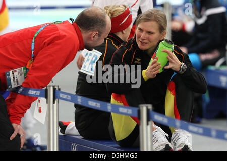 Jenny Wolf (R) Deutschland spricht mit seinem Trainer Thomas Schubert neben Team mate Anni Friesinger-Postma (C) während der Eisschnelllauf Frauen 1000 m an das Richmond Olympic Oval während den Olympischen Spielen 2010 Vancouver, Vancouver, Kanada, 18. Februar 2010.  +++(c) Dpa - Bildfunk +++ Stockfoto