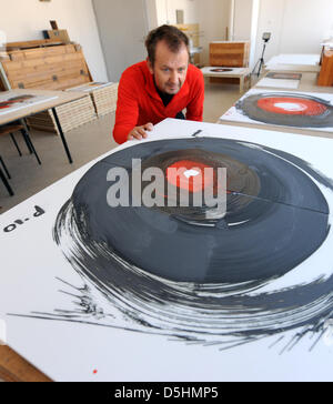 Horst Bretschneider der Meissener Porzellan-Manufaktur prüft Porzellan mit einem Diptychon des deutschen Künstlers Otto Piene in Meißen, Deutschland, 17. Februar 2010. 1957 gründete Piene und Heinz Mack der ZERO-Gruppe, die eines der bedeutendsten Künstler der Nachkriegszeit wurde. Foto: Matthias Hiekel Stockfoto