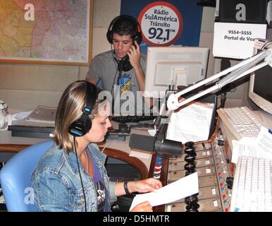 (Dpa-Datei) Ein Datei-Bild datiert 15. Februar 2009 der Radiomoderator Daniella und ihr Assistent liefert die Verkehrsmeldung im Studio von "Radio SulAmerica Transito" für Sao Paulo, SP, Brasilien. Diejenigen, die nur für einen Termin spät müssen sagen das Zauberwort "Verkehr" und erhalten sofort Sympathie und Verständnis. Viele Menschen prognostiziert ein Stillstand für größte Südamerika Stockfoto