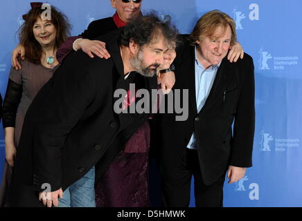 Französische Schauspielerin Yolande Moreau (L-R), französische Regisseure Gustave Kervern (vorne), Benoit Delepine (zurück), besuchen Sie Schauspielerin Miss Ming und Franch Schauspieler Gérard Depardieu Photocall des Films "Mammuth" läuft im Wettbewerb bei der 60. Berlinale Internationalen Filmfestspiele in Berlin, Deutschland, Freitag, 19. Februar 2010. Das Festival läuft bis zum 21. Februar 2010. Foto: Tim Brakemeier Stockfoto