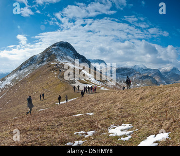 Ein anstrengenden Tag auf der beliebten Seenplatte fiel der Catbells, in der Nähe von Keswick, im Winter. Stockfoto