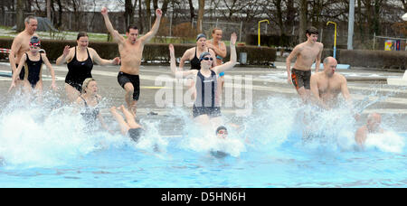 Besucher der Außenpool springen '' Sonnenbad'' ins Wasser in Karlsruhe, Deutschland, 20. Februar 2010. Nach Angaben der Veranstalter ist es die erste open-air-Bad mit der längsten Betriebszeit in diesem Jahr in Deutschland. '' Die Wassertemperaturen sind abgestimmt auf die Luft-Temperatur, so dass sie in einem angenehmen Verhältnis und Wellness zu erhöhen '', die Stadt wirbt ihre teilweise überdachten Pool Stockfoto