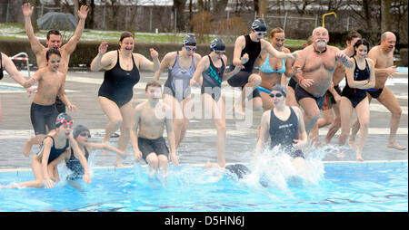 Besucher der Außenpool springen '' Sonnenbad'' ins Wasser in Karlsruhe, Deutschland, 20. Februar 2010. Nach Angaben der Veranstalter ist es die erste open-air-Bad mit der längsten Betriebszeit in diesem Jahr in Deutschland. '' Die Wassertemperaturen sind abgestimmt auf die Luft-Temperatur, so dass sie in einem angenehmen Verhältnis und Wellness zu erhöhen '', die Stadt wirbt ihre teilweise überdachten Pool Stockfoto