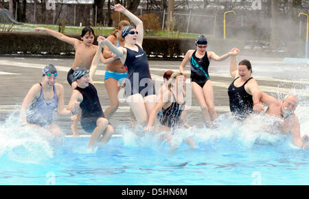 Besucher der Außenpool springen '' Sonnenbad'' ins Wasser in Karlsruhe, Deutschland, 20. Februar 2010. Nach Angaben der Veranstalter ist es die erste open-air-Bad mit der längsten Betriebszeit in diesem Jahr in Deutschland. '' Die Wassertemperaturen sind abgestimmt auf die Luft-Temperatur, so dass sie in einem angenehmen Verhältnis und Wellness zu erhöhen '', die Stadt wirbt ihre teilweise überdachten Pool Stockfoto