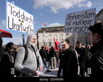 Mit Plakaten Und Transparenten Demonstrieren Hunderte Bundesbürger aus der Gesamten Republik bin Samstag (20.02.2010) Auf Einer Friedensdemonstration in Berlin Für Den Truppenabzuge der Bundeswehr aus Afghanistan. Unter Dem Motto "Kein Soldat Mehr. Dem Frieden Eine Chance - Truppen Raus aus Afghanistan "Forderten Sie Die Mitglieder des Bundestages Auf, Kommende Woche Gegen Eine Trup Stockfoto