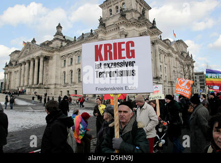 Mit Plakaten Und Transparenten Demonstrieren Hunderte Bundesbürger aus der Gesamten Republik bin Samstag (20.02.2010) Auf Einer Friedensdemonstration in Berlin Für Den Truppenabzuge der Bundeswehr aus Afghanistan. Unter Dem Motto "Kein Soldat Mehr. Dem Frieden Eine Chance - Truppen Raus aus Afghanistan "Forderten Sie Die Mitglieder des Bundestages Auf, Kommende Woche Gegen Eine Trup Stockfoto