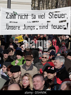 Mit Plakaten Und Transparenten Demonstrieren Hunderte Bundesbürger aus der Gesamten Republik bin Samstag (20.02.2010) Auf Einer Friedensdemonstration in Berlin Für Den Truppenabzuge der Bundeswehr aus Afghanistan. Unter Dem Motto "Kein Soldat Mehr. Dem Frieden Eine Chance - Truppen Raus aus Afghanistan "Forderten Sie Die Mitglieder des Bundestages Auf, Kommende Woche Gegen Eine Trup Stockfoto