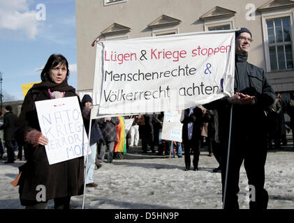 Mit Plakaten Und Transparenten Demonstrieren Hunderte Bundesbürger aus der Gesamten Republik bin Samstag (20.02.2010) Auf Einer Friedensdemonstration in Berlin Für Den Truppenabzuge der Bundeswehr aus Afghanistan. Unter Dem Motto "Kein Soldat Mehr. Dem Frieden Eine Chance - Truppen Raus aus Afghanistan "Forderten Sie Die Mitglieder des Bundestages Auf, Kommende Woche Gegen Eine Trup Stockfoto