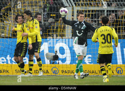 Dortmunds Nelson Valdez feiert sein Ziel, das Ergebnis 3: 0 gegen seinen Teamkollegen Neven Subotic, während Hannovers Torwart Florian Fromlowitz wirft der Ball Weg beim deutschen Fußball-Bundesliga Spiel Borussia Dortmund gegen Hannover 96 am Signal-Iduna-Park in Dortmund, Deutschland, 20. Februar 2010. Dortmund gewann 4: 1. Foto: JULIAN STRATENSCHULTE (Achtung: EMBARGO Bedingungen! Die DFL erlaubt t Stockfoto