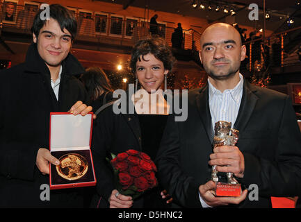 Director Florin Serban (R) hält den silbernen Bären - The Jury-Grand-Prix - für den Film "Wenn ich Pfeife, will ich Pfeifen" neben rumänische Schauspielerin Ada Condeescu und rumänische Schauspieler George Pistereanu mit ihren Alfred-Bauer-Prize für den Film "Wenn ich Pfeife, will ich Pfeifen" nach der Siegerehrung der 60. Internationalen Filmfestspiele Berlinale in Berlin , Deutschland, Samstag, 20 Fe Stockfoto