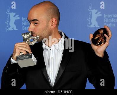 Rumänischen Regisseurs Florin Serban posiert mit dem "Silbernen Bären" für "The Jury Grand Prix" und der Alfred-Bauer-Preis-Medaille für seinen Film "Wenn ich Pfeife, will ich Pfeifen" während der Verleihung der 60. Internationalen Filmfestspiele Berlinale in Berlin, Deutschland, Samstag, 20 Februar 2010. Foto: Tim Brakemeier Dpa/lbn Stockfoto