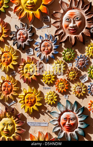 Ornamentale Sonne Gesicht Wand Plaketten für Verkauf in einem Keramik-Shop in Collioure, Südfrankreich. Stockfoto