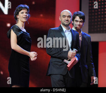 Director Florin Serban (C) hält den silbernen Bären - The Jury-Grand-Prix - für den Film "Wenn ich Pfeife, will ich Pfeifen" neben rumänische Schauspielerin Ada Condeescu (L) und rumänische Schauspieler George Pistereanu mit ihren Alfred-Bauer-Prize für den Film "Wenn ich Pfeife, will ich Pfeifen" bei der Preisverleihung der 60. Internationalen Filmfestspiele Berlinale in Berlin , Deutschland, Samstag, Stockfoto