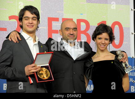 Director Florin Serban (C) hält den silbernen Bären - The Jury-Grand-Prix - für den Film "Wenn ich Pfeife, will ich Pfeifen" neben rumänische Schauspielerin Ada Condeescu (R) und rumänische Schauspieler George Pistereanu mit ihren Alfred-Bauer-Prize für den Film "Wenn ich Pfeife, will ich Pfeifen" auf der Pressekonferenz nach der Abschlussfeier der 60. Internationalen Filmfestspiele Berlinale ich Stockfoto