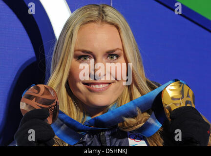 Lindsey Vonn aus den USA zeigt ihre Bronze-Medaille für die Alpine Ski Damen Super-G und die Goldmedaille für Ladies Downhill während der Siegerehrung auf Whistler Medal Plaza während der Olympischen Spiele 2010 in Vancouver, Whistler, Kanada, 20. Februar 2010. Foto: Martin Schutt +++(c) Dpa - Bildfunk +++ Stockfoto