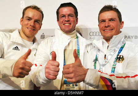 Deutsche Langläuferin Jens Filbrich (L-R), deutsche Defense Minister Karl-Theodor Zu Guttenberg und stellen Silbermedaillengewinner Tobias Angerer vor einer Pressekonferenz im "Deutsches Haus" in Whistler, Kanada, 20 Februar 2010. Foto: Peter Kneffel +++(c) Dpa - Bildfunk +++ Stockfoto