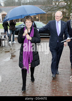 Pieter van Vollenhoven (R) und seine Frau Prinzessin Magriet der Niederlande (L) kommen für seine Fotoausstellung "Durch die Linse von Prof. Herr Pieter van Vollenhoven" im Palast Het Loo in Apeldoorn, Niederlande, 19. Februar 2010. Pieter van Vollenhoven, Ehemann von Prinzessin Margriet der Niederlande, setzt auf dem Display eine Auswahl von Tierwelt und Natur Fotos nahm er um Pala Stockfoto