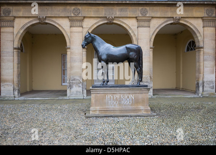 Statue des Pferdes Hyperion an der National Horseracing Museum, Newmarket, Suffolk, England Stockfoto