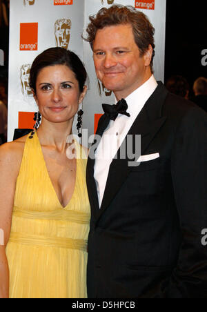 Britische Schauspieler Colin Firth und seine Frau Livia Giuggioli kommen für die 2010 Orange British Academy Film Awards (BAFTA) am Royal Opera House in London, Vereinigtes Königreich, 21. Februar 2010 statt. Die BAFTAs sind die größte und renommierteste britischen Film Awards ehren sowohl britische als auch internationale filmisches Talent. Foto: Hubert Boesl Stockfoto