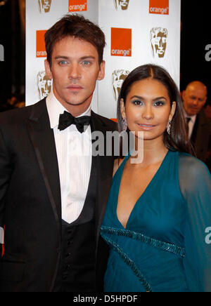 Irische Schauspieler Jonathan Rhys Meyers und seine Freundin Reena Hammer kommen für die 2010 Orange British Academy Film Awards (BAFTA) am Royal Opera House in London, Vereinigtes Königreich, 21. Februar 2010 statt. Die BAFTAs sind die größte und renommierteste britischen Film Awards ehren sowohl britische als auch internationale filmisches Talent. Foto: Hubert Boesl Stockfoto