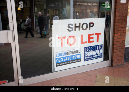 Leer-Shop mit, lassen Sie Immobilienmakler Zeichen, Newmarket, Suffolk, England Stockfoto