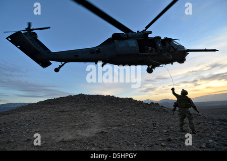 Ein US Air Force Pararescuemen sichert das Tag Futter für einen Patienten wird gehisst-bis auf ein HH - 60G Pave Hawk-Hubschrauber 12. März 2013 außerhalb der Bagram Air Field, Afghanistan. Stockfoto