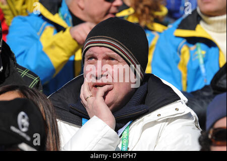 Bayerns Ministerpräsident Horst Seehofer folgt die Frauen Super-G-Wettbewerb bei den Olympischen Winterspielen 2010 in Whistler Creekside, Kanada, 20. Februar 2010. Foto: Peter Kneffel Stockfoto