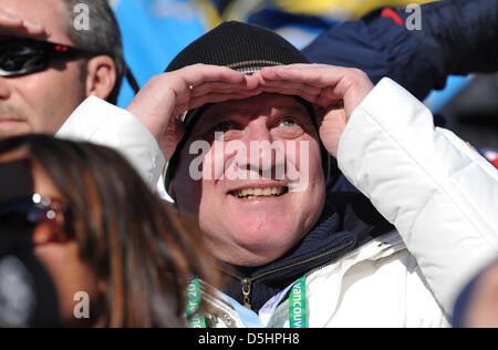 Bayerns Ministerpräsident Horst Seehofer folgt die Frauen Super-G-Wettbewerb bei den Olympischen Winterspielen 2010 in Whistler Creekside, Kanada, 20. Februar 2010. Foto: Peter Kneffel Stockfoto