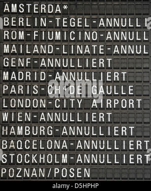 Der Anzeigetafel kennzeichnet zahlreiche annullierte Flüge am Flughafen in Frankfurt Main, Deutschland, 22. Februar 2010. Viele Flüge der Lufthansa wurden abgesagt oder verzögert durch einen Streik der Lufthansa Piloten. Der Tarifstreit könnte die größte in der Geschichte der deutschen Luftfahrt zu entwickeln. Foto: BORIS ROESSLER Stockfoto