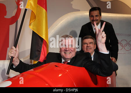 Bayerns Ministerpräsident Horst Seehofer (L-R), DOSB (Deutscher Olympischer Sportverband) Präsident Thomas Bach und ehemaligen deutschen Rennrodel Athlet Georg Hackl posieren in einen Bob im deutschen Haus bei den Olympischen Winterspielen in Vancouver, Kanada, 19. Februar 2010. Foto: Daniel Karmann Stockfoto