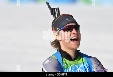 Magdalena Neuner Deutschland feiert nach Abschluss der Biathlon-Frauen 12,5 km Massenstart im Olympic Park während der Olympischen Spiele in Vancouver 2010, Whistler, Kanadas, 21. Februar 2010. Foto: Peter Kneffel Stockfoto