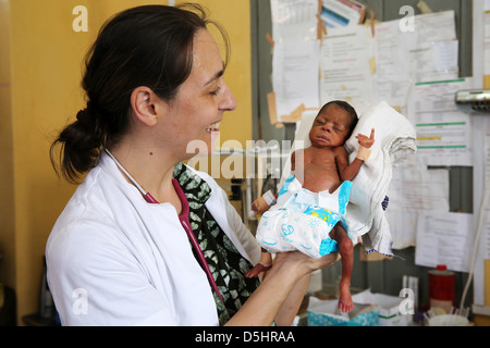 deutsche Ärztin untersuchen Neugeborenen afrikanischen. Krankenhaus in Techiman, Ghana Stockfoto