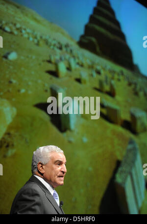 Ägyptens Altertümer spricht Chef Zahi Hawass im Congress Center Hamburg (CCH) in Hamburg, Germany, 26. März 2010. Hawass präsentiert die neuesten Entdeckungen auf Pharaos Tutankhamun familiären Hintergrund; Dementsprechend war Tutanchamuns Vater Pharao Echnaton. Wer seine Mutter war bleibt unklar. Aber sind Wissenschaftler überzeugt, dass es nicht Echnatons Frau war, die war berühmt für ihr e Stockfoto