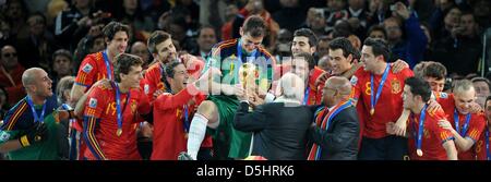 FIFA-Präsident Joseph Blatter (CR) und Südafrikas Präsident Jabob Zuma vorlegen Spaniens Iker Casillas (C) WM-Pokal, nach der 2010 FIFA World Cup final-Spiel zwischen den Niederlanden und Spanien im Soccer City Stadium in Johannesburg, Südafrika 11. Juli 2010. Foto: Marcus Brandt Dpa - verweisen wir auf http://dpaq.de/FIFA-WM2010-TC +++(c) Dpa - Bildfunk +++ Stockfoto