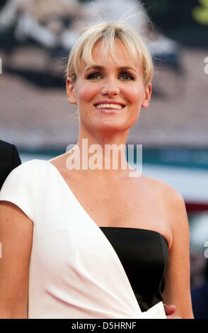 Französische Schauspielerin Judith Godreche besucht die Premiere des Films "Potiche" auf dem 67. jährlichen Venedig Film Festival in Venedig, Italien, 4. September 2010. Der Film ist im internationalen Wettbewerb 'Venezia 67' auf dem Festival läuft von 01 bis 11. September 2010 vorgestellt. Foto: Hubert Boesl Stockfoto