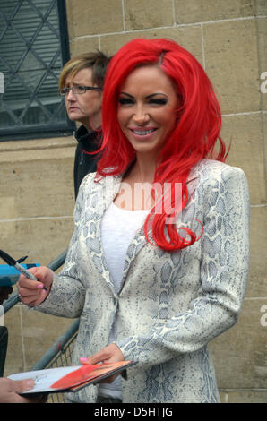 London, UK. 3. April 2013. Jodie Marsh verlässt nach einem Auftritt an diesem Morgen in ITV Studios London 3. April 2013. JOHNNY ARMSTEAD / Alamy Live News Stockfoto