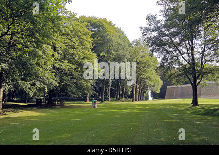 Blick entlang einer der Fahrten/Straßen durch die Bäume in der South African National Memorial im Delville Wood, Somme, Frankreich. Stockfoto