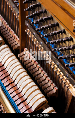 Nahaufnahme der alten im Inneren Element Klavier Stockfoto