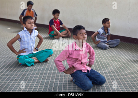 Nepalesische jungen Yoga-Kurs in der Stimme für Kinder-Reha-Zentrum für Kinder in der Gefahr des Missbrauchs in Kathmandu, Nepal. Stockfoto