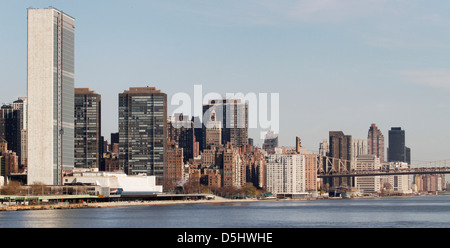 Skyline von New York mit UNO-Gebäude auf der linken Seite Stockfoto