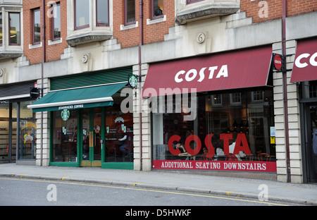 Costa Coffee und Starbucks-Cafés neben einander in Kensington London UK Stockfoto