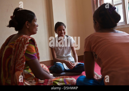Nepalesische Frauen reden am Stimme von Kinderhaus in Kathmandu, Nepal. Für diejenigen in Gefahr oder die Formen des Missbrauchs erlebt haben. Stockfoto