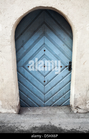 Alten blauen Holztür im alten Gebäude-Fassade mit Arch. Tallinn, Estland Stockfoto