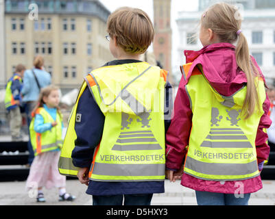 Kinder in Warnwesten stehen auf Rathausmarkt in Hamburg