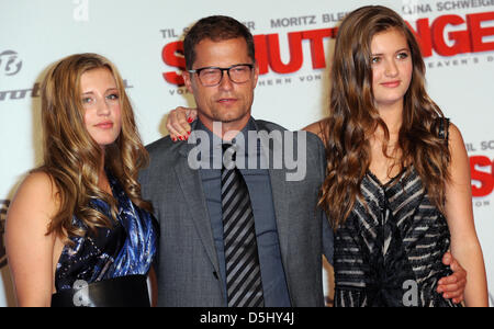 Schauspieler Til Schweiger kommt mit seinen Töchtern Luna (L) und Lilli Schweiger für die Premiere seines Films "Schutzengel" (Bewohnerin) in Berlin, Deutschland, 18. September 2012. Der Film beginnt in den deutschen Kinos am 27. September 2012 zeigt. Foto: Britta Pedersen Stockfoto